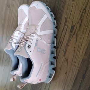 On Cloud 5 Running Shoes Women’s Size 6.5 Waterproof Athletic Sneakers